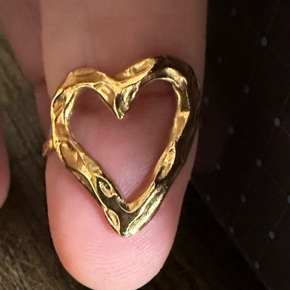 FP JEWELRY GOLD HAMMERED RING HEART ONE SIZE OPEN ADJUSTABLE - Picture 1 of 3